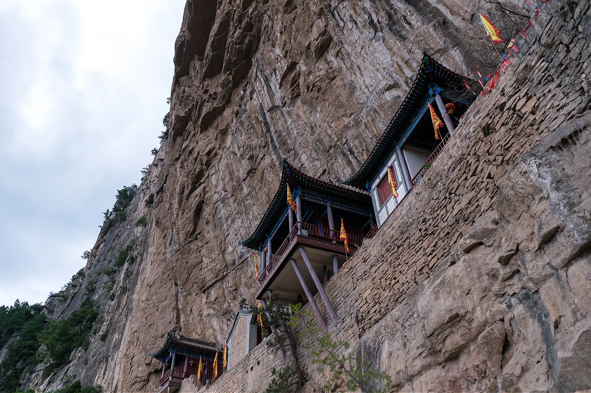 山西深山中藏着一座“悬空道观”，历经700年不倒，让人称奇