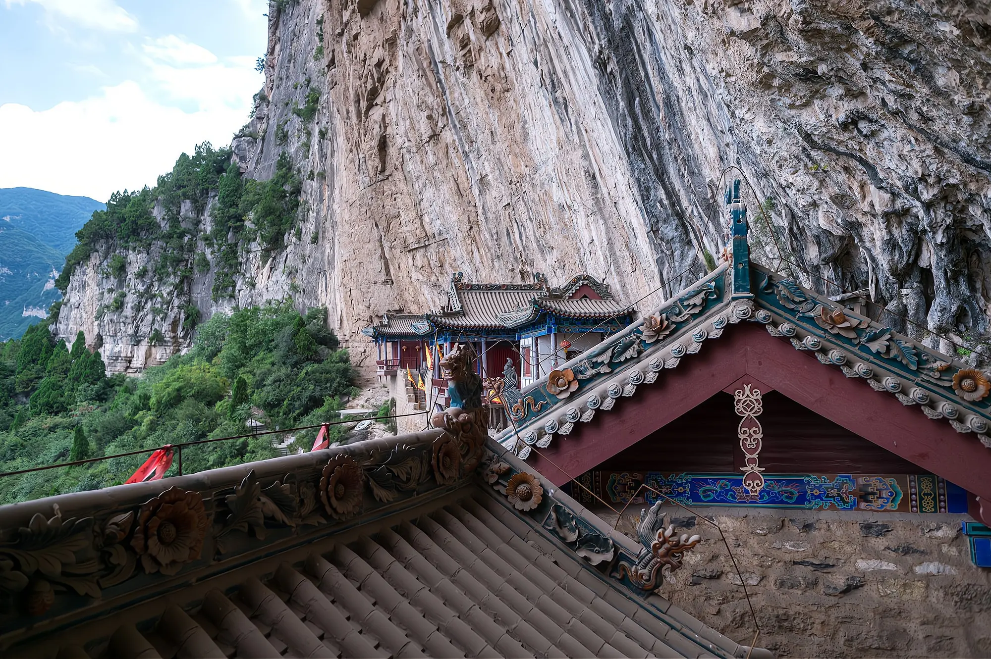 山西深山中藏着一座“悬空道观”，历经700年不倒，让人称奇