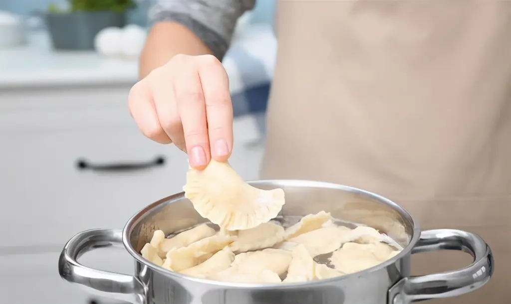 煮饺子时，万万不可水开就下锅，多加这1步，饺子好吃不破皮