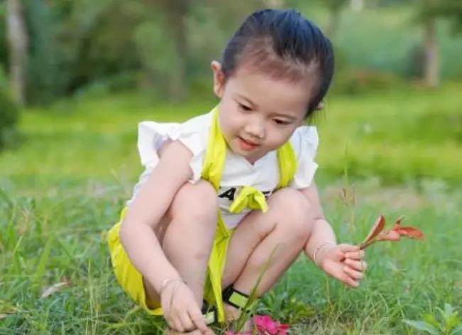 幼儿园禁止小女孩穿裙子，父母联名抗议，老师：自己来学校看看