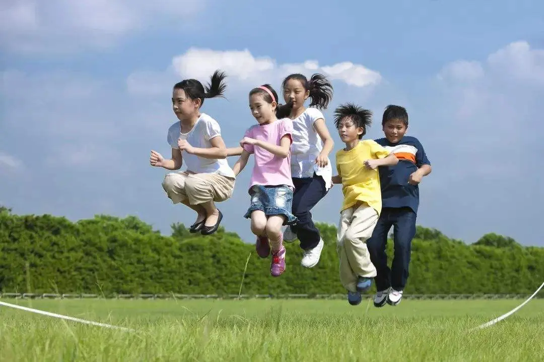 幼儿园禁止小女孩穿裙子，父母联名抗议，老师：自己来学校看看