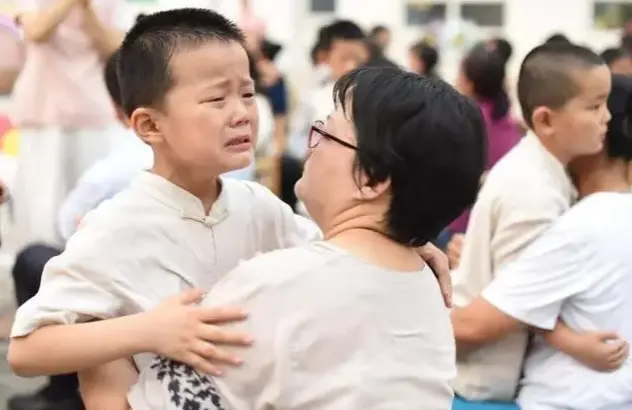 幼儿园禁止小女孩穿裙子，父母联名抗议，老师：自己来学校看看