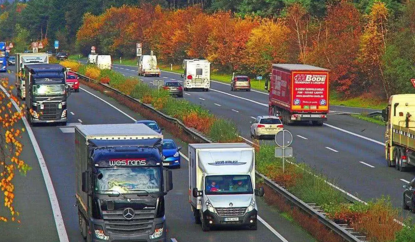 高速堵车3小时，终于知道德系和日系车的差距，老司机：后悔买错车