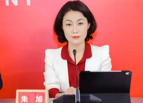 中国金牌女秘书：年薪849万，45岁依然很美，老板名字听着耳熟