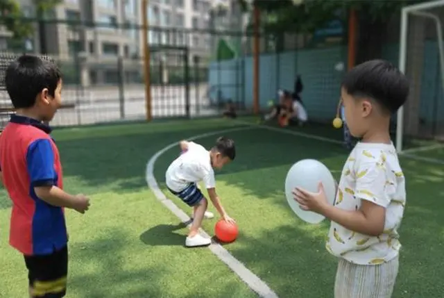 幼儿园孩子午睡照片，被老师误发到家长群，家长第二天就要求退学