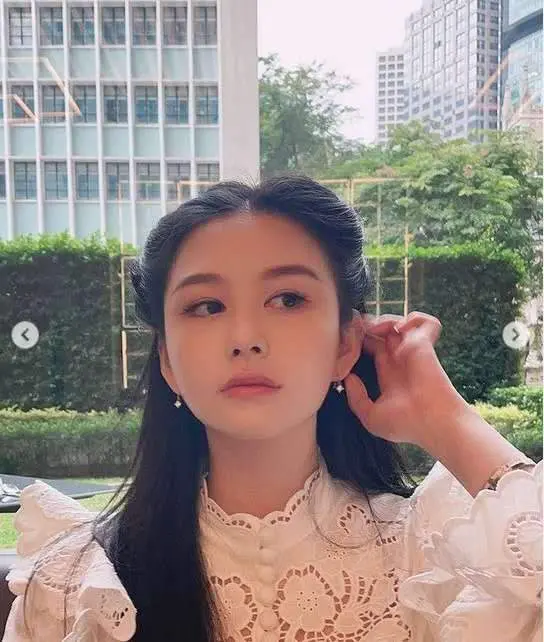 邱淑贞女儿晒下午茶美照，淑女气质眉眼似妈妈，被夸最美星二代