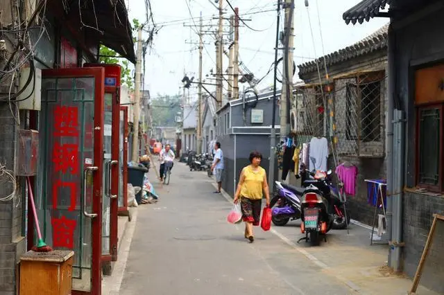 有些北京人工资不高过得很拮据，为何不把房子卖了去外地享受生活