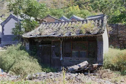 北京深山有一座千年古村，都是四合院却无人居住，距天安门86公里