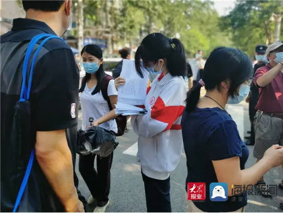 高考第一天 记者记录北京最大考场外的“高考百态”