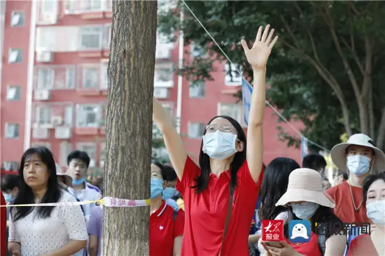 高考第一天 记者记录北京最大考场外的“高考百态”