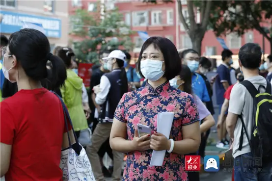 高考第一天 记者记录北京最大考场外的“高考百态”