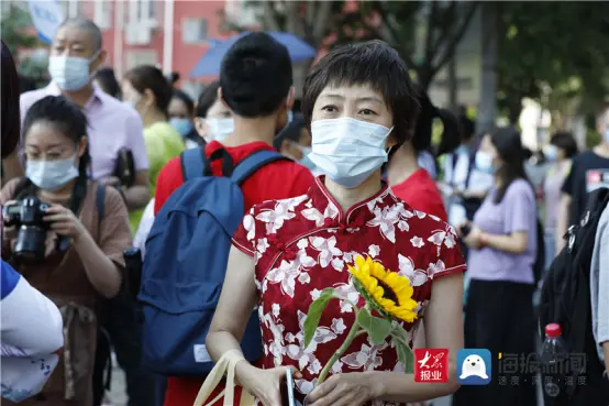 高考第一天 记者记录北京最大考场外的“高考百态”