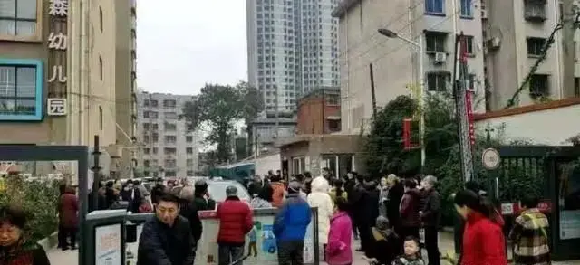 南阳一地产公司违规加盖造成无法办证 500余户居民十年维权无果