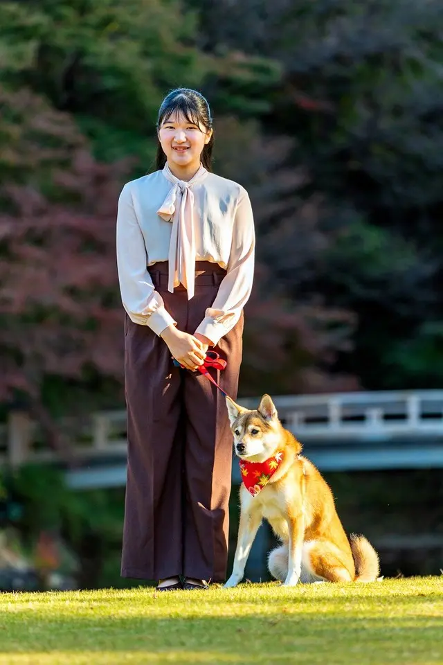 日本爱子公主19岁了，最新官方写真发布，女大十八变亭亭玉立