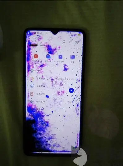 OPPO Ace屏幕漏液遭用户投诉：屏幕质量问题，厂家避而不谈