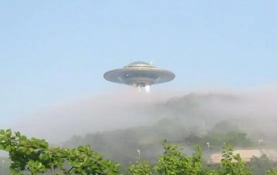 波兰上空出现巨型UFO，在60米高空处盘旋，此景恰被目击者拍到