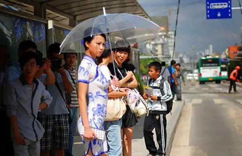 “衣服”画在身上，逛街一圈竟无人发觉，是太逼真还是众人眼睛不好？