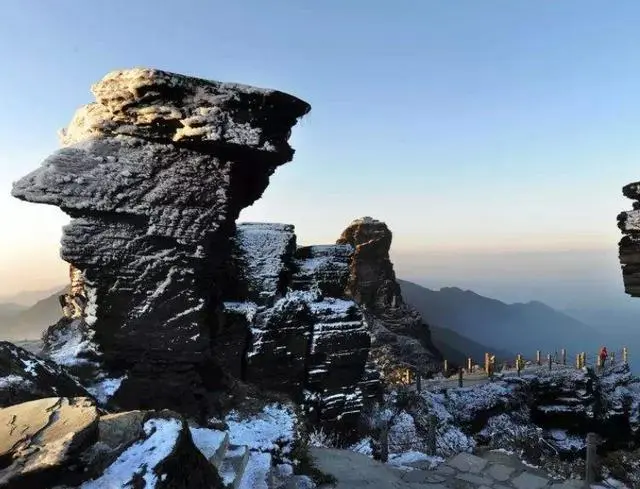 贵州最美的景点：悬空2000米仅靠石桥相连，如何建成至今是迷