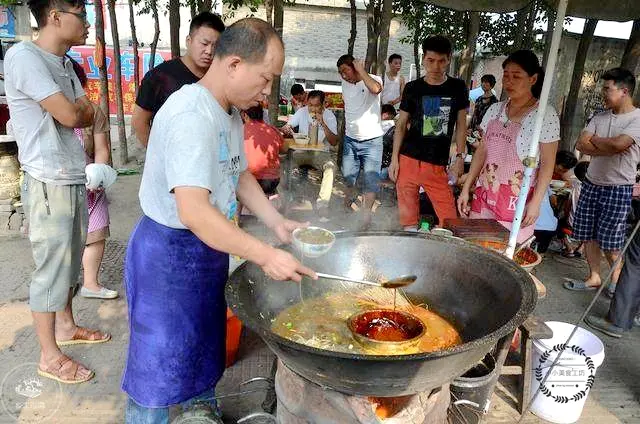 河南夫妻摆摊卖它，10元1碗每天排长队，老板：来的都是回头客