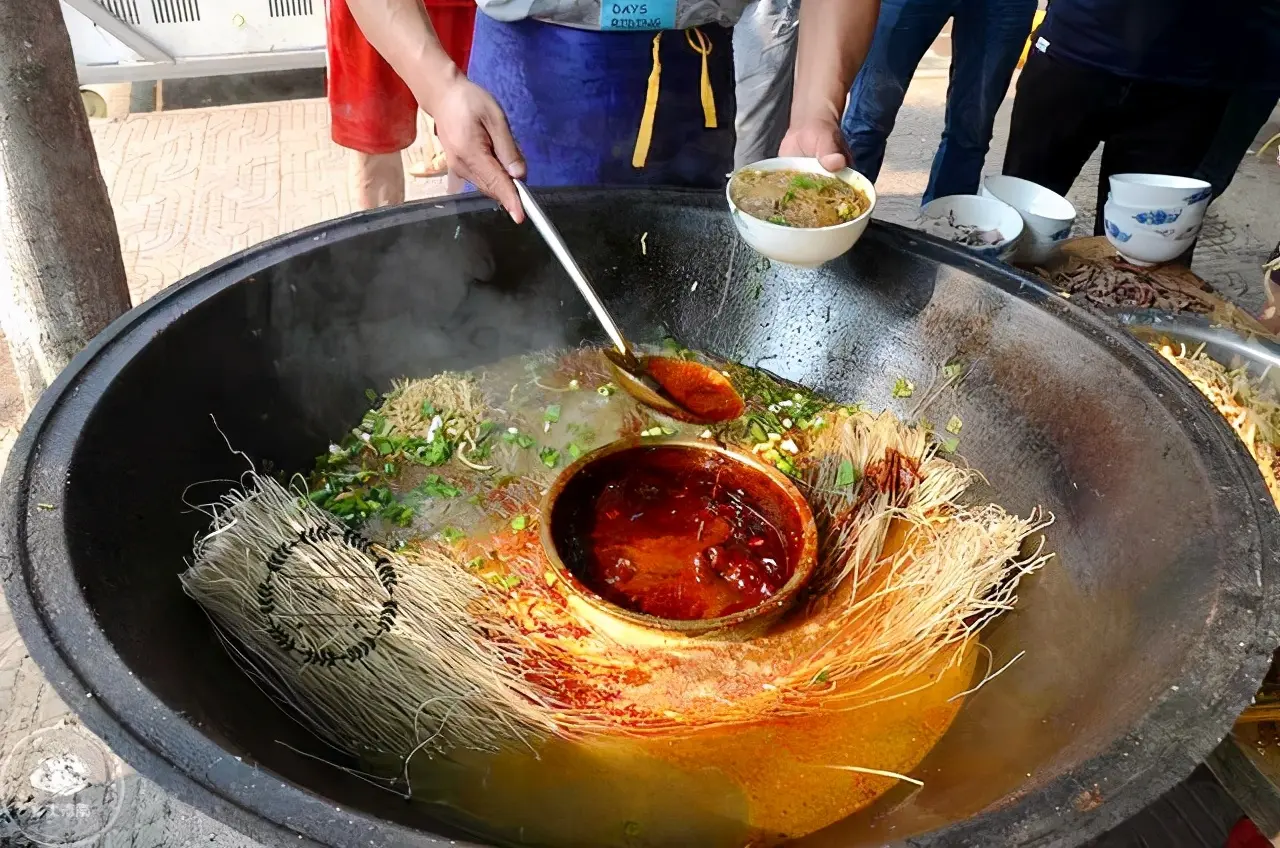 河南夫妻摆摊卖它，10元1碗每天排长队，老板：来的都是回头客