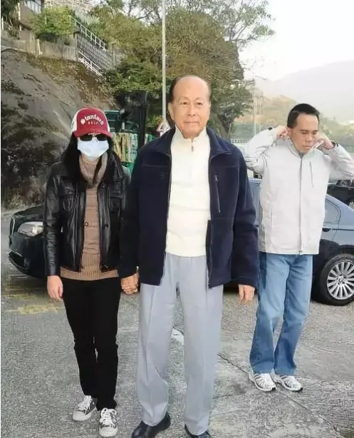 李嘉诚的接班人，不是李泽楷李泽钜，而是24岁700亿资产的李思德