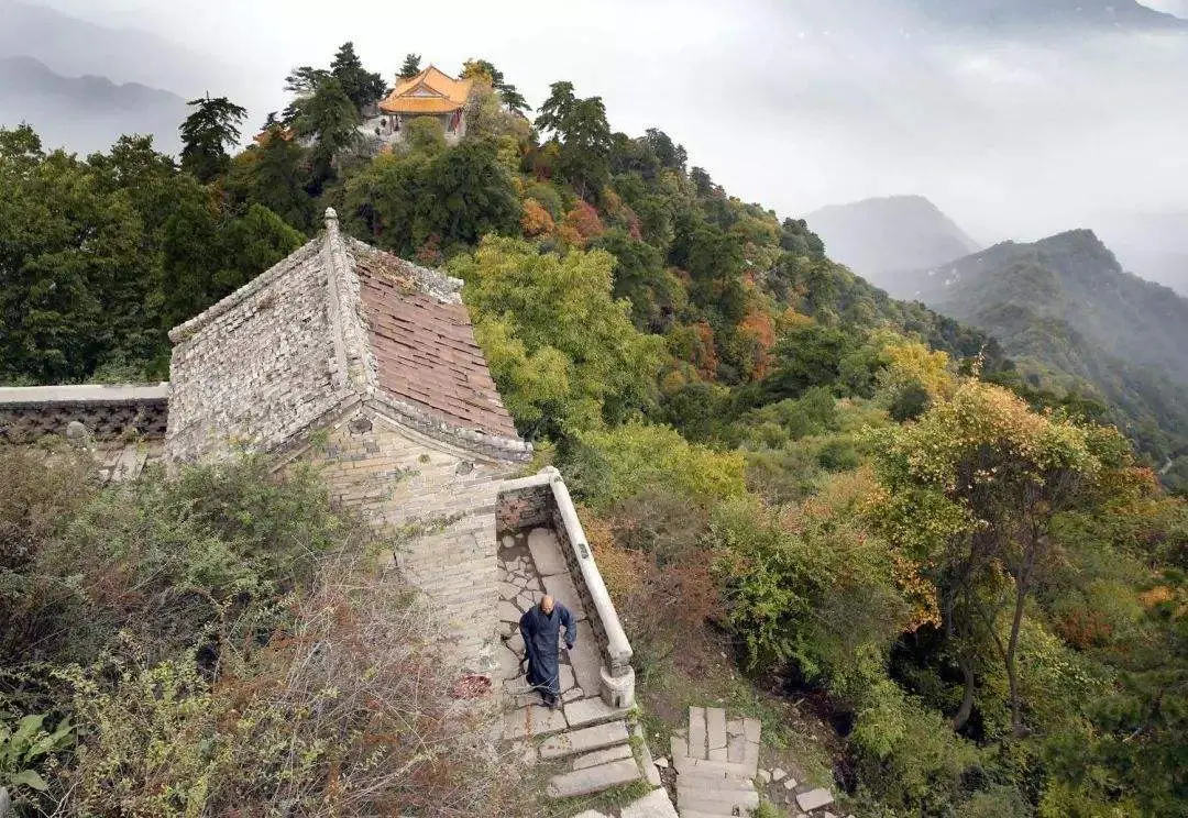 中国一座山成隐居之地，上万人来此隐居，房价涨了50倍堪比大城市