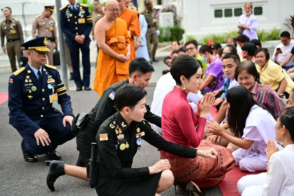 贵妃不好当：诗妮娜穿高跟鞋跪在地上，笑得很努力，鞋子都要掉了