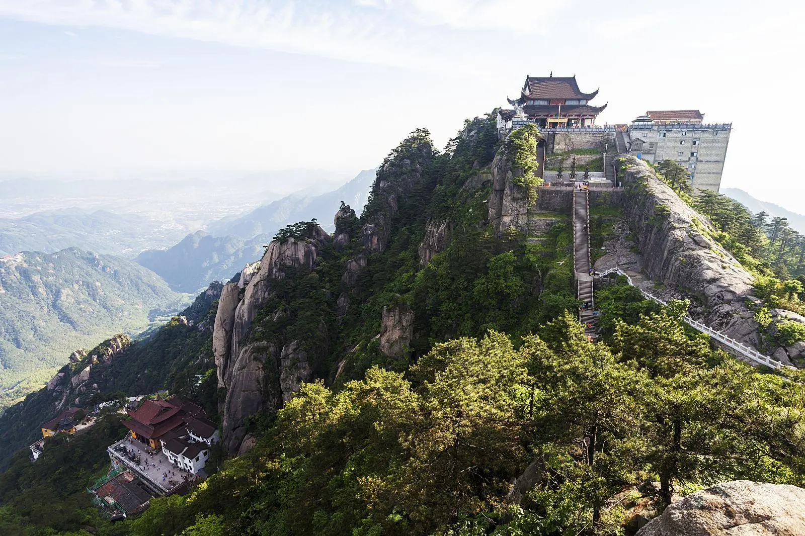 地藏王“真身”修行的庙宇，建在千米高山上，建成年代至今成谜