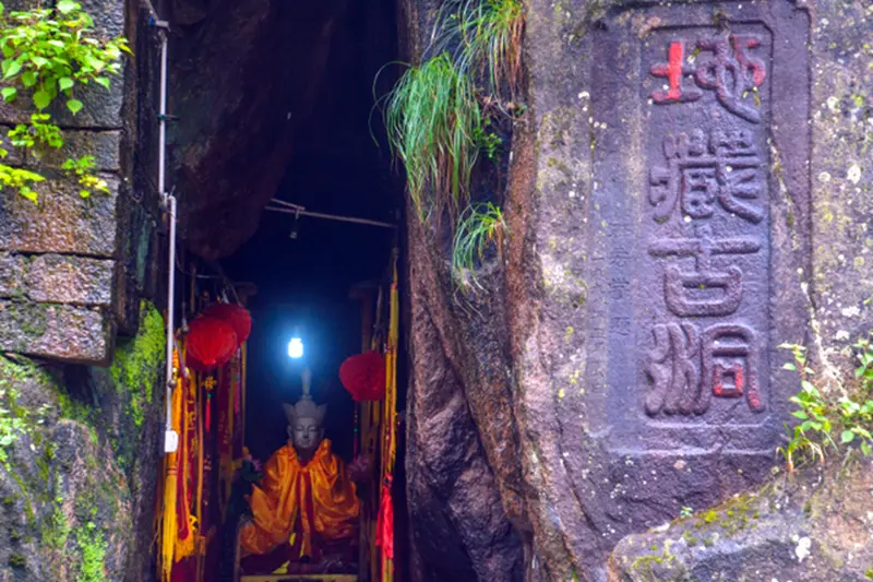 地藏王“真身”修行的庙宇，建在千米高山上，建成年代至今成谜