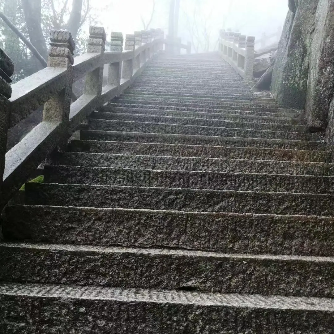 地藏王“真身”修行的庙宇，建在千米高山上，建成年代至今成谜