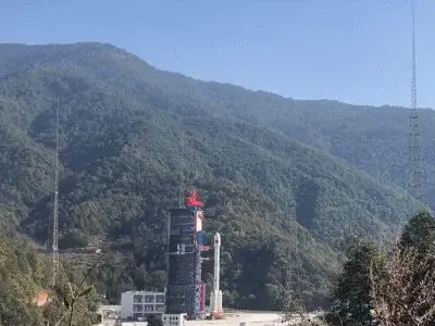 嫦娥五号上演“月上之吻”，长三乙改五火箭圆满首飞！