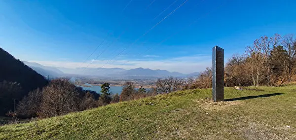 神秘金属柱已在全球多地现身，英国首次发现，却与美国版大不一样