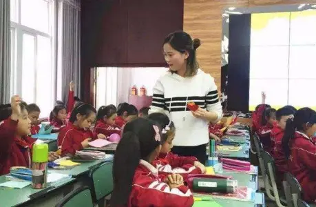 “我前面4人后面6人，共几人？”小学生回答11人，却被老师打叉