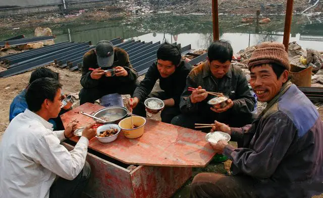 农民工的日常伙食，10元管饱，你也许吃不下，但他们吃得却很香