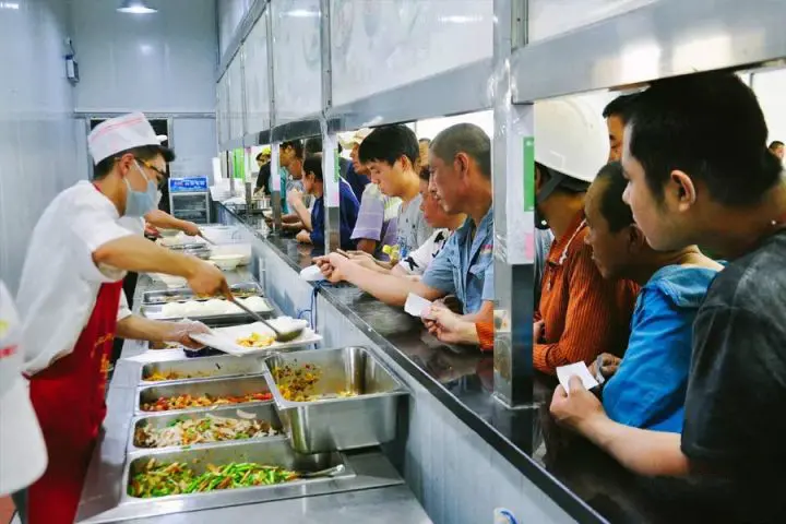 农民工的日常伙食，10元管饱，你也许吃不下，但他们吃得却很香