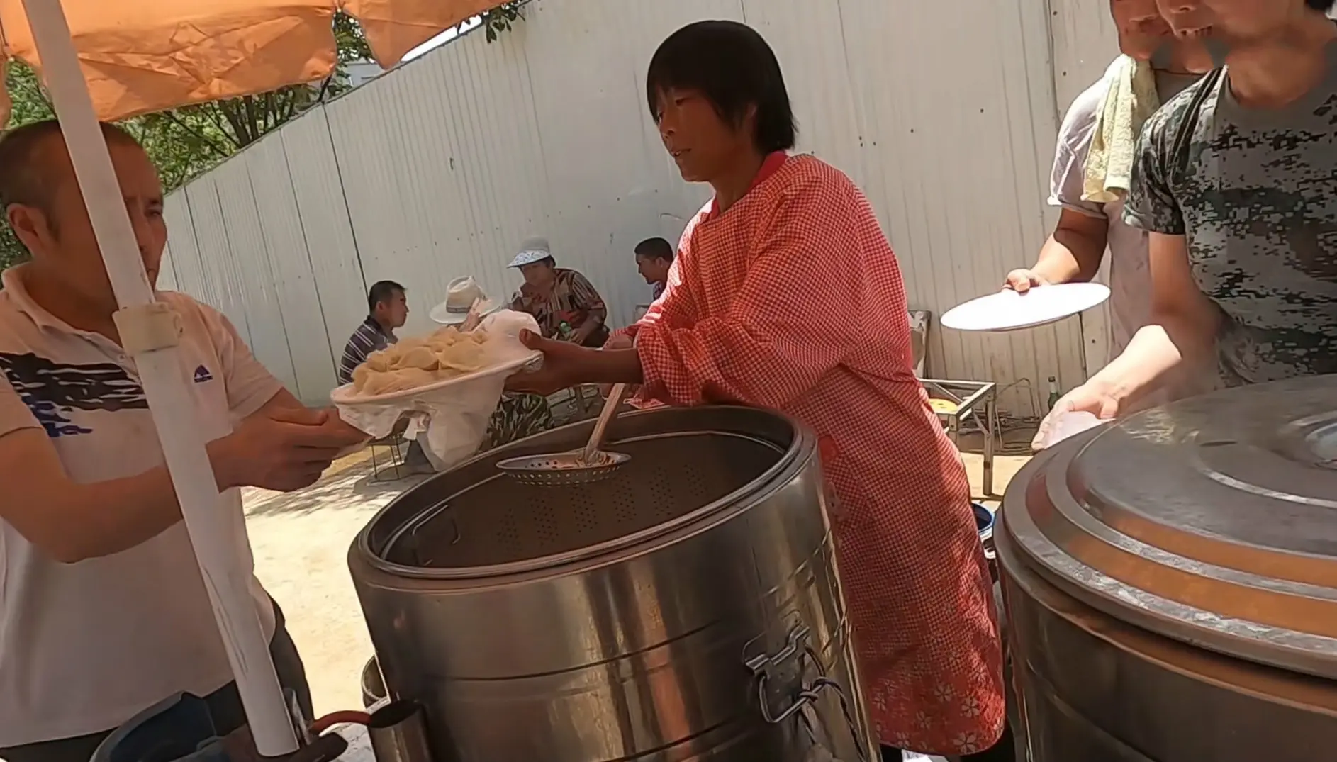 农民工的日常伙食，10元管饱，你也许吃不下，但他们吃得却很香