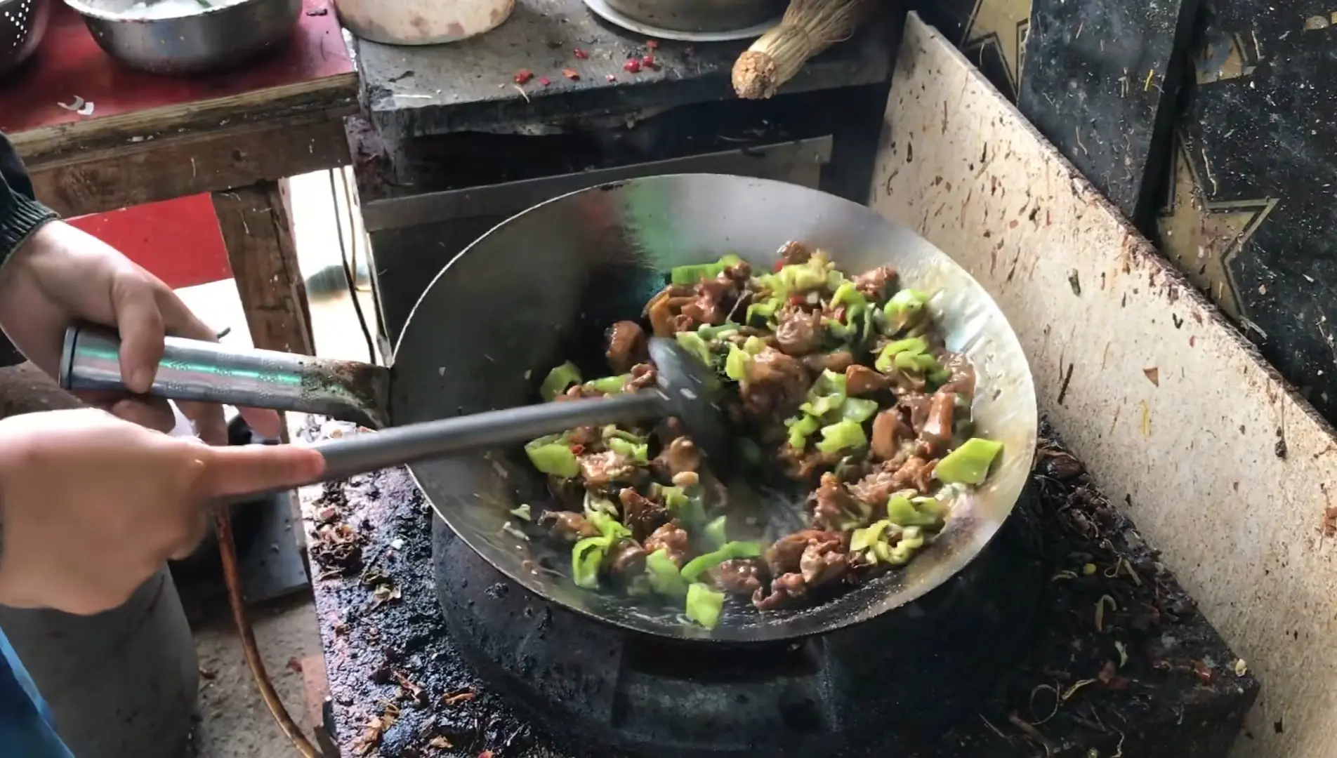 农民工的日常伙食，10元管饱，你也许吃不下，但他们吃得却很香