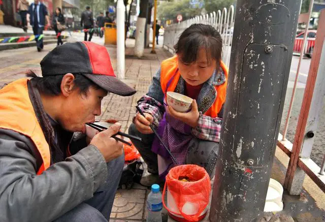 农民工的日常伙食，10元管饱，你也许吃不下，但他们吃得却很香