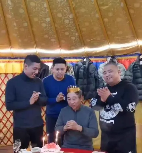 冯巩喜迎63岁寿辰，贴心老友身旁陪伴祝贺，不见徒弟贾玲露面