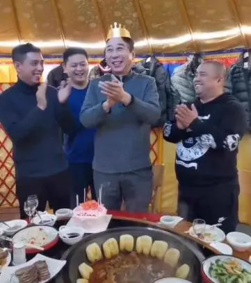 冯巩喜迎63岁寿辰，贴心老友身旁陪伴祝贺，不见徒弟贾玲露面