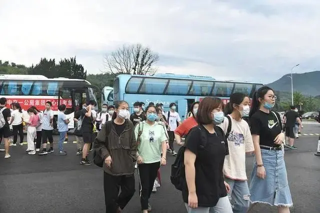 宁波高三学霸男孩，被担架擡进高考考场！妈妈深夜写下一篇长文，看哭了