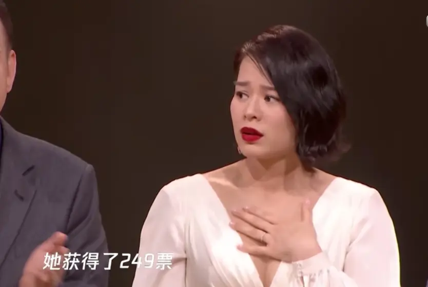 演员请就位：胡杏儿获第一名时，谁注意赵薇表情？是否有剧本很明显