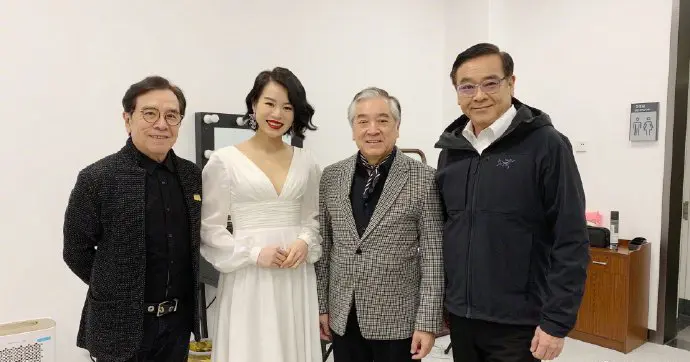 胡杏儿拿视后和夺冠同一天，她发长文述说心路：对陈凯歌导演的感激一言难尽