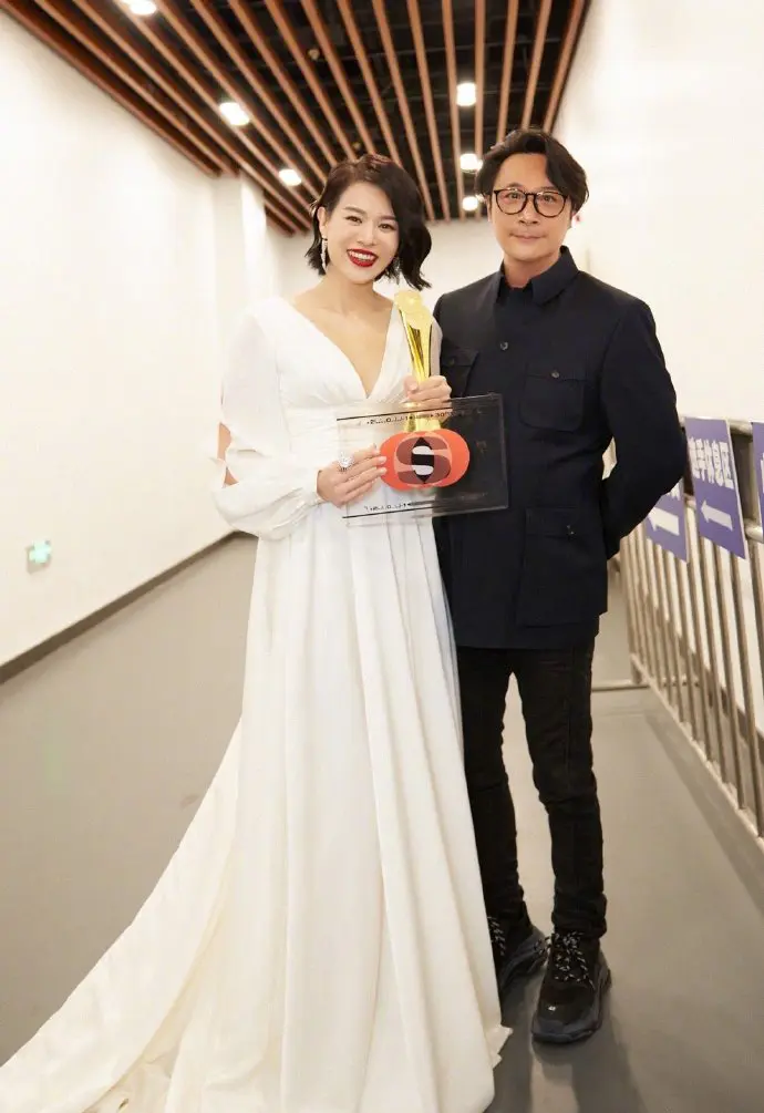 胡杏儿拿视后和夺冠同一天，她发长文述说心路：对陈凯歌导演的感激一言难尽