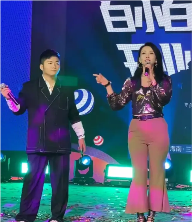 一代偶像如何跌落神坛，神曲女王王蓉背后的无奈与辛酸