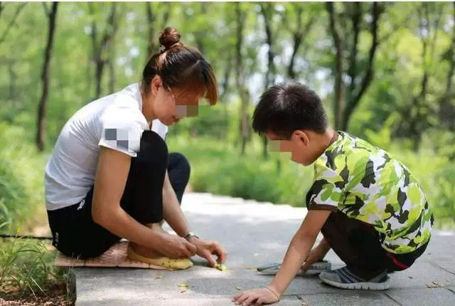 小学生买“玛莎拉蒂”，刷光妈妈卡里积蓄，宝妈抹泪：只剩100