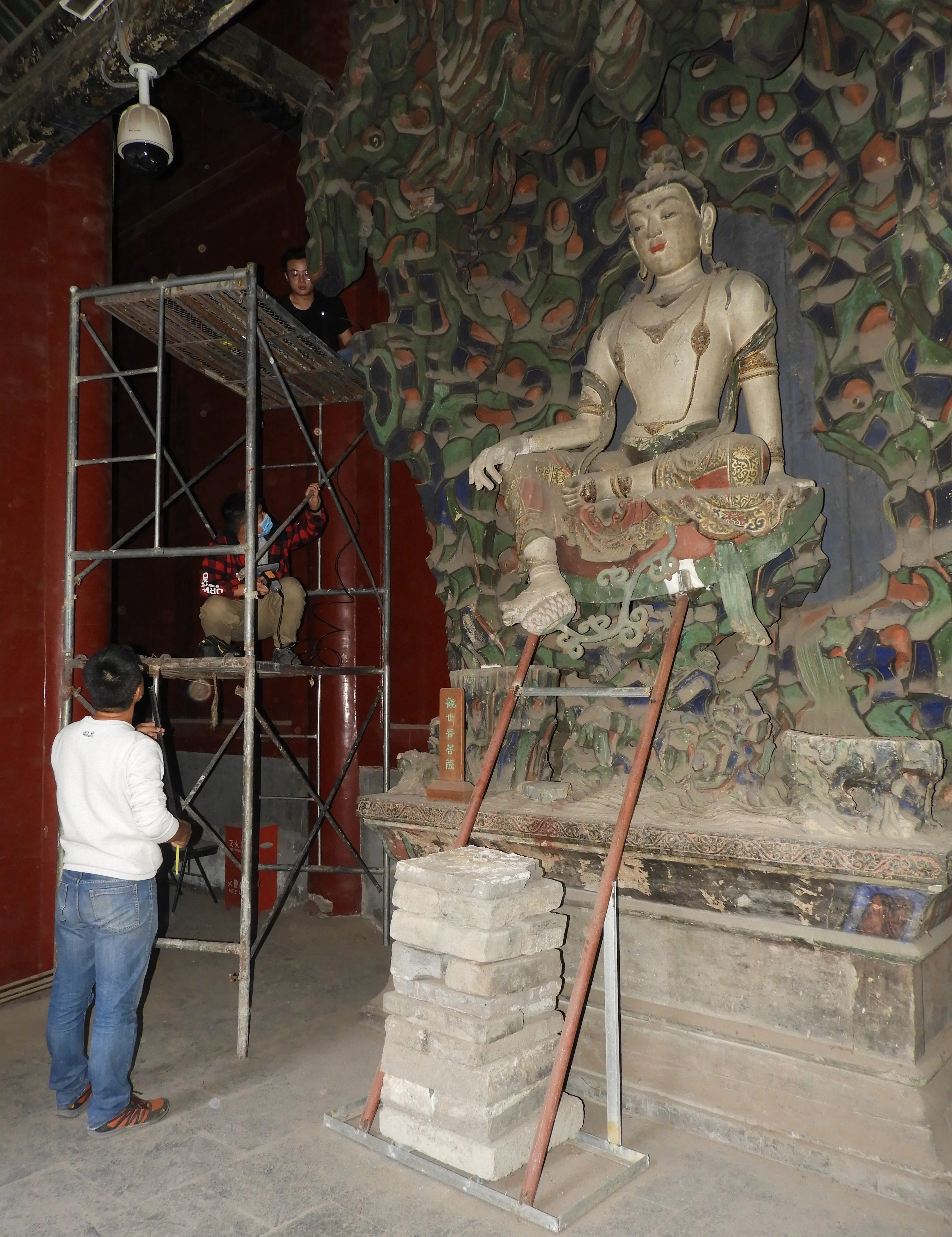 “京西小故宫”万寿寺大修：给观音像做“肠镜”，柱子装“义肢”