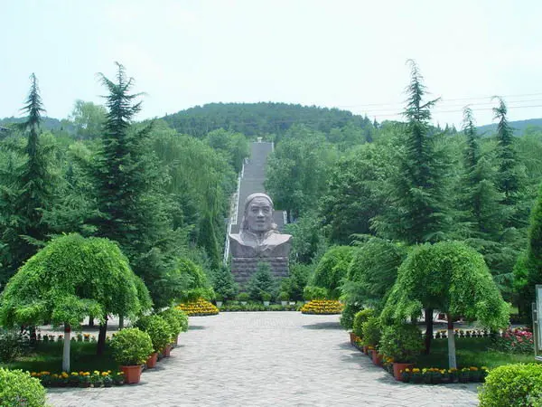 大寨虎头山陈永贵墓地