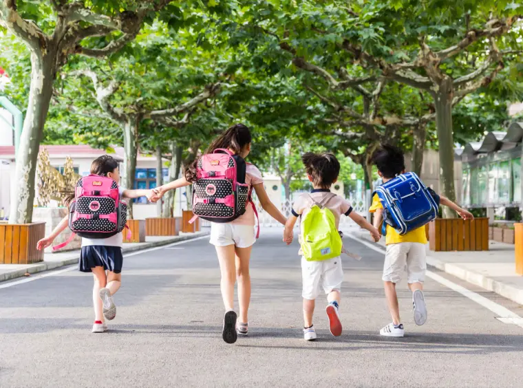 郭晶晶儿子学费单走红，明星都生不起二胎，普通人哪来的勇气？