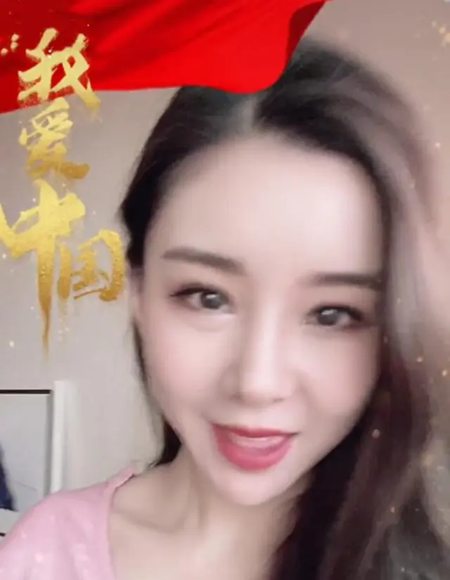 35岁李小萌晒近况，身材纤细状态像学生妹，脸尖不似以前圆嘟嘟